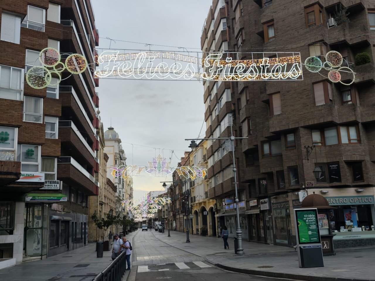 Arcos luminosos con el mensaje Felices Fiestas en la Calle Mayor.