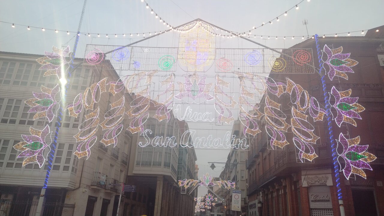 Arcos luminosos en la Calle Mayor durante las fiestas de San Antolín