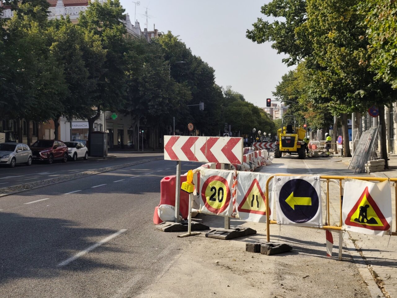 Obras de asfaltado en Palencia con señales de tráfico y maquinaria