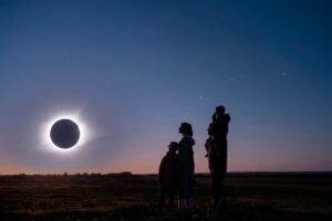 Familia observando un eclipse solar con gafas especiales