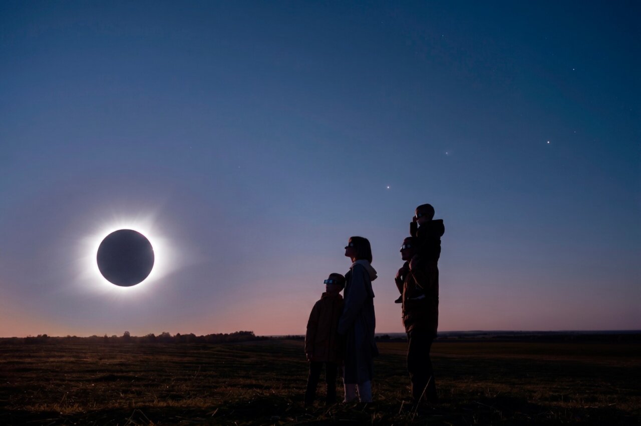 Familia observando un eclipse solar con gafas especiales