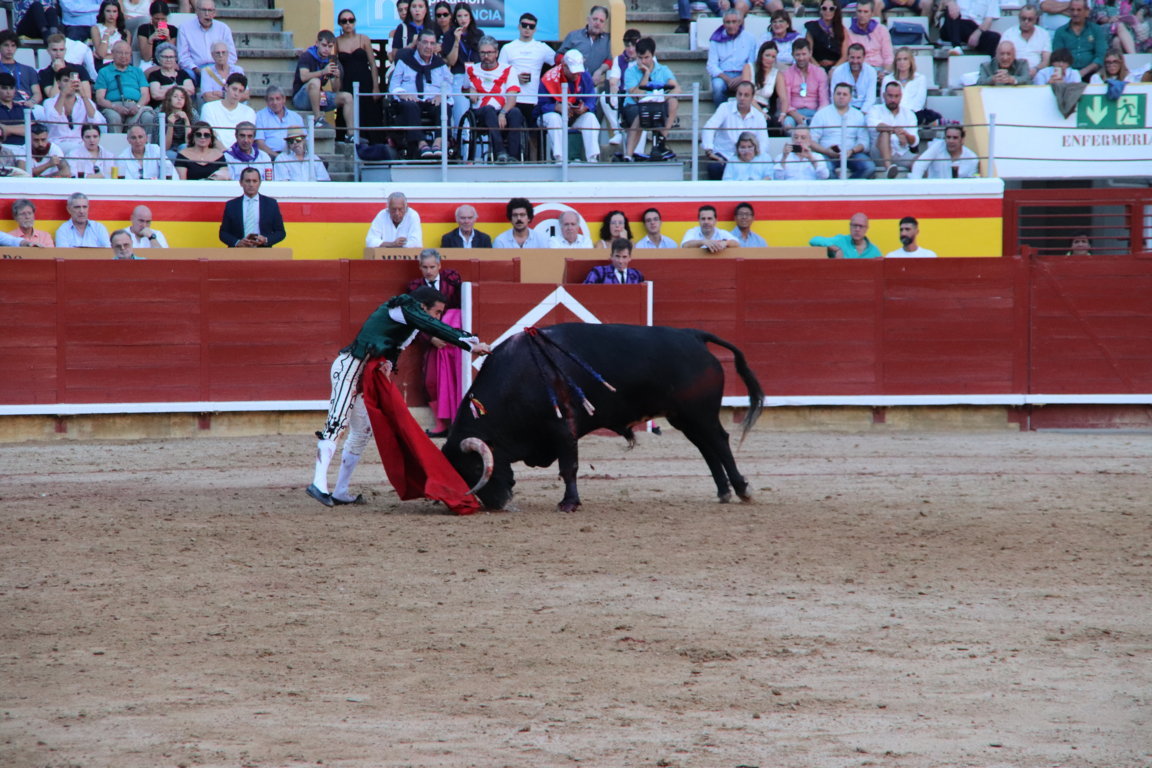 Diego Urdiales y Juan Ortega lidiando un toro en la plaza de toros de Palencia.