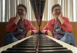 Pianista Óscar Lobete sonriendo frente a un piano