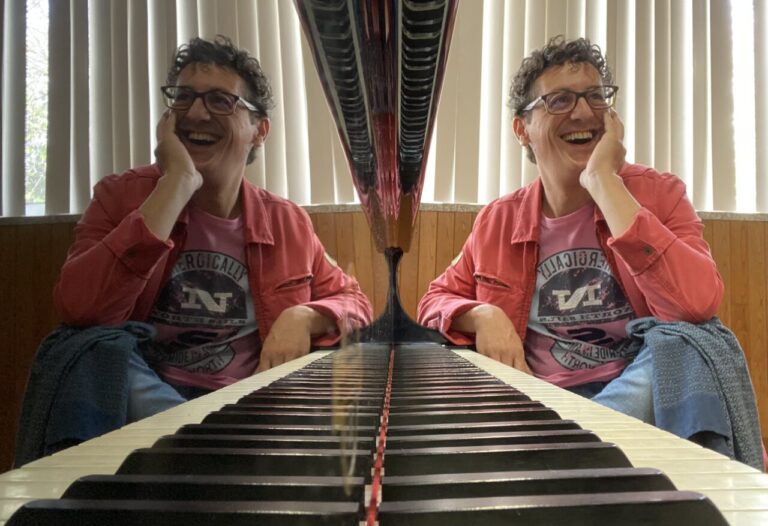 Pianista Óscar Lobete sonriendo frente a un piano