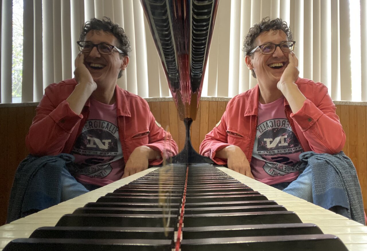 Pianista Óscar Lobete sonriendo frente a un piano