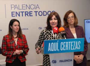 Candidatos del PP en un evento en Palencia, presentando propuestas.