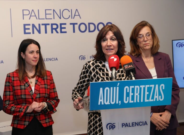 Candidatos del PP en un evento en Palencia, presentando propuestas.