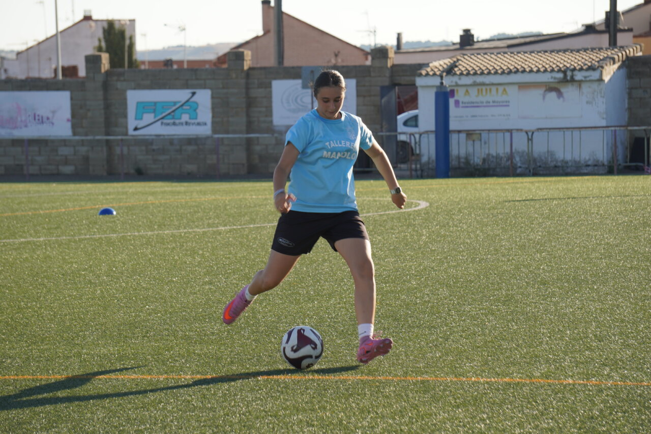 Jugadora del Palencia Fútbol Femenino entrenando en el campo de fútbol
