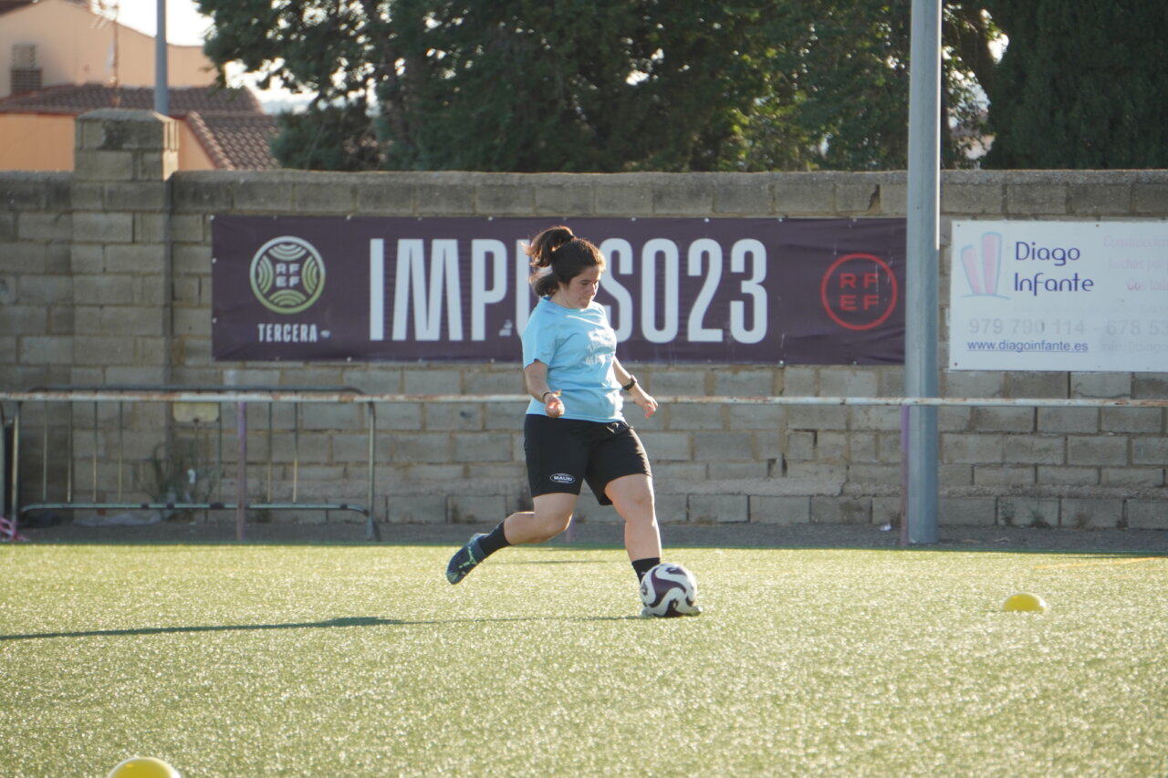 Jugadora del Palencia Fútbol Femenino entrenando en el campo