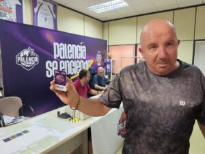 Persona mostrando su carné de abonado del Palencia Baloncesto