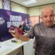 Persona mostrando su carné de abonado del Palencia Baloncesto