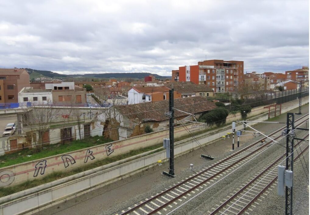 Vista de las vías del tren y edificios en Venta de Baños