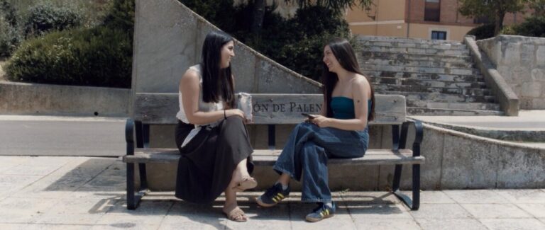 Dos mujeres conversando en un banco en Paredes de Nava