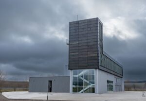 Edificio moderno del Parque de Bomberos de Aguilar de Campoo bajo un cielo nublado