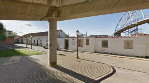 Vista de la Plaza de la Mantequilla en Venta de Baños con edificios y puente
