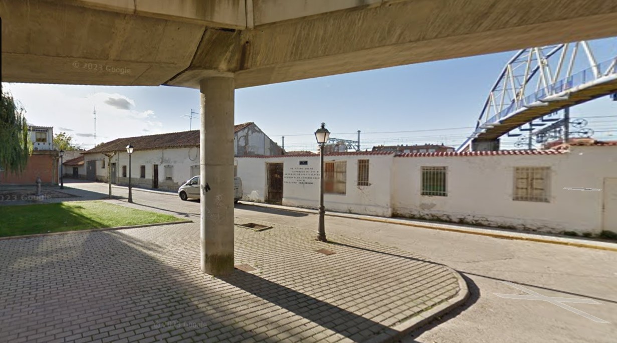 Vista de la Plaza de la Mantequilla en Venta de Baños con edificios y puente