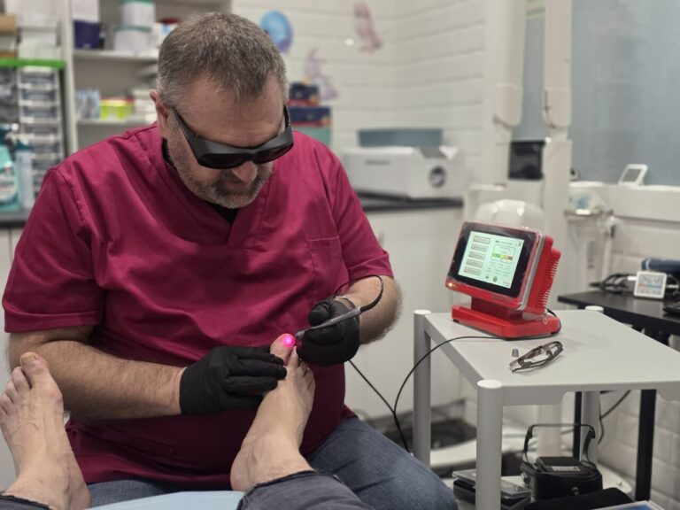 Podólogo realizando tratamiento de uña encarnada en consulta médica