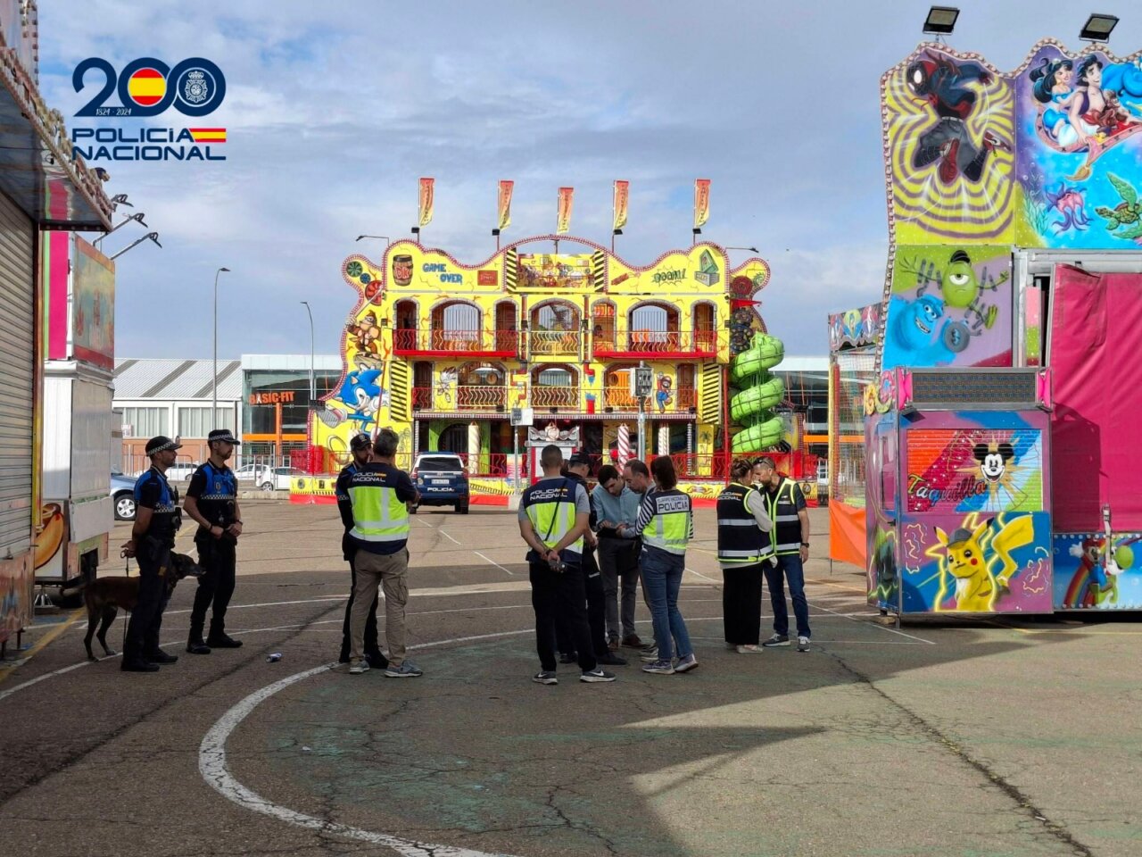 Agentes de la Policía Nacional en el recinto ferial de Palencia durante un dispositivo de seguridad.