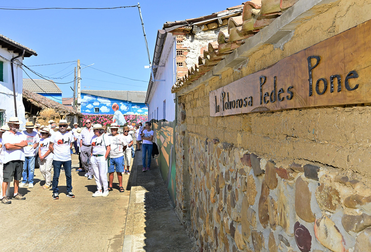 Grupo de personas en una calle de Polvorosa de la Valdavia