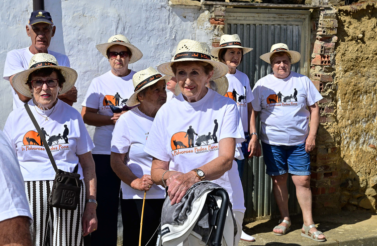 Grupo de turistas con camisetas en Polvorosa de la Valdavia