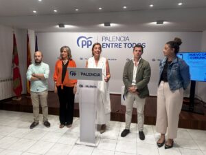 Presentación del canal de WhatsApp del PP de Palencia con varios miembros del partido.
