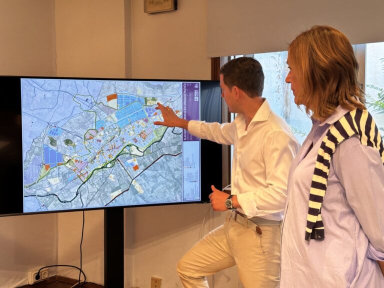 Reunión del PP sobre el nuevo PGOU en Palencia con un mapa en pantalla