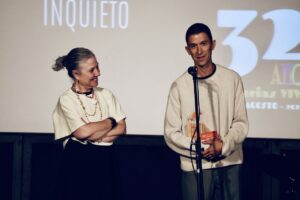 Jean Philippe Kikolas recibiendo un premio en el Festival ARCA 2026