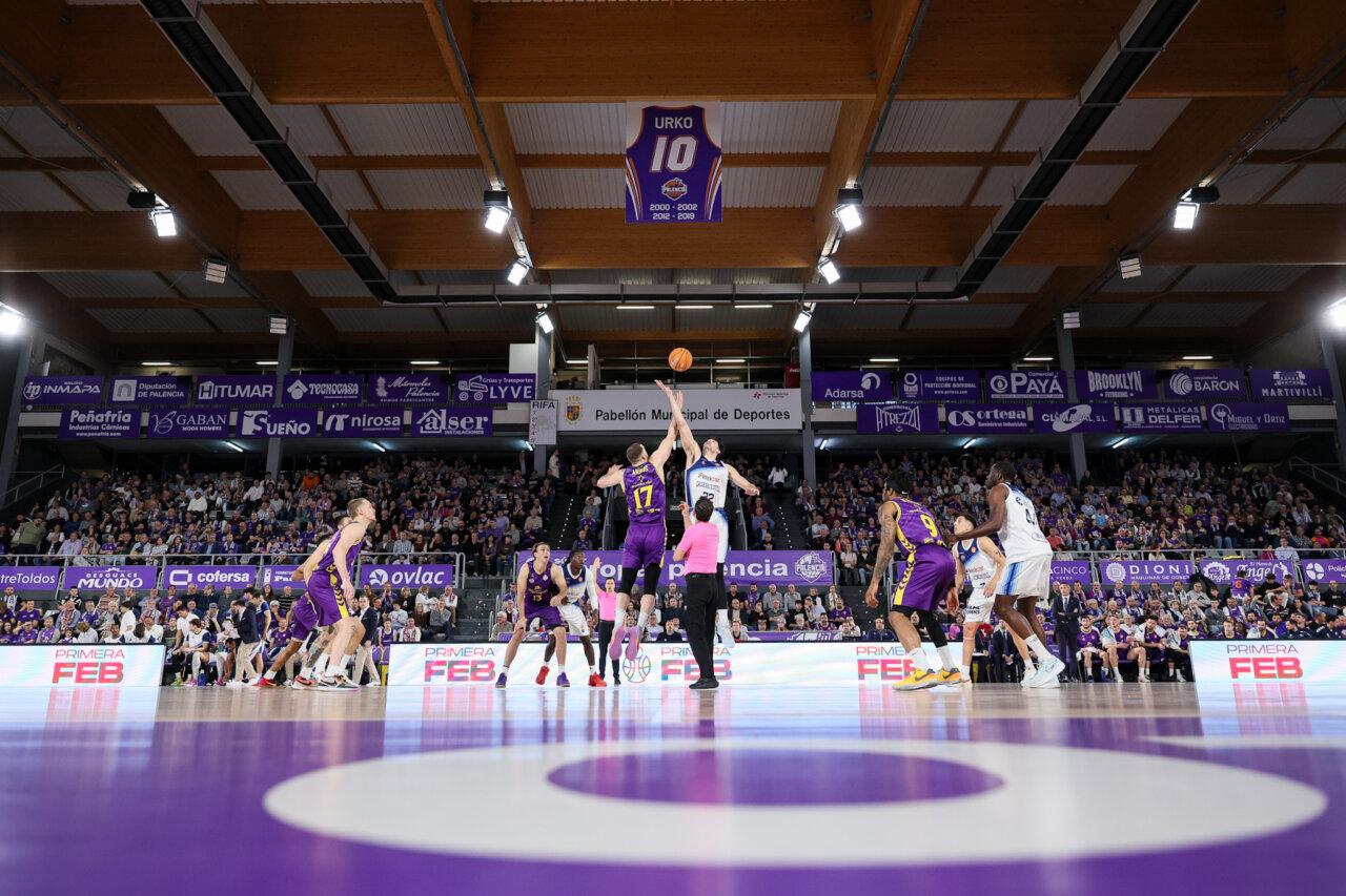 Jugadores de baloncesto en el Pabellón Municipal de Deportes durante un partido