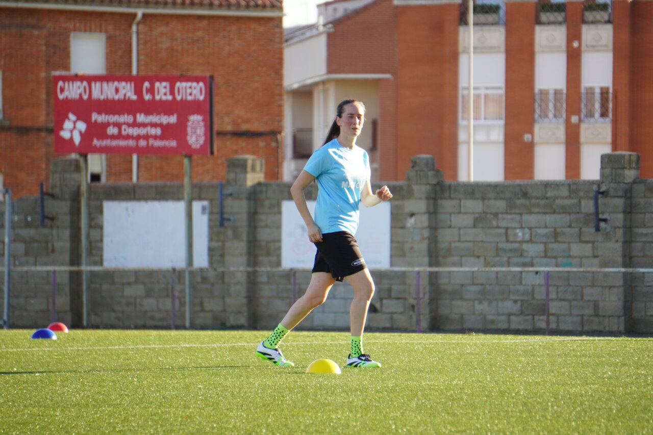 Jugadora del Palencia Fútbol Femenino entrenando en el campo