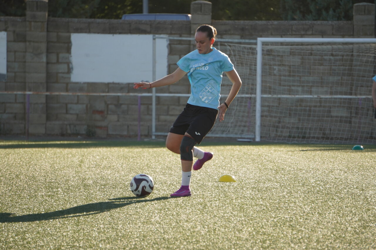 Jugadora del Palencia Fútbol Femenino entrenando en el campo