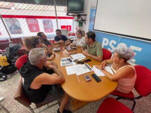 Reunión de procuradores del PSOE en San Pedro de Cansoles discutiendo sobre el incendio