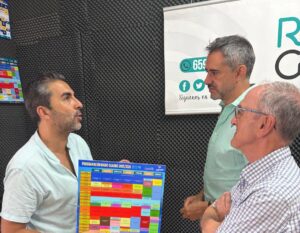 Reunión sobre la programación de Radio Guardo con tres hombres discutiendo