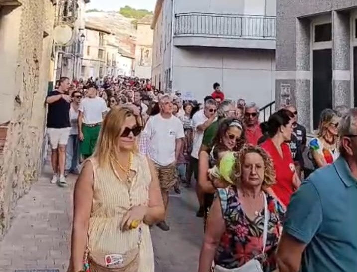 Multitud de personas marchando en protesta en Baltanás