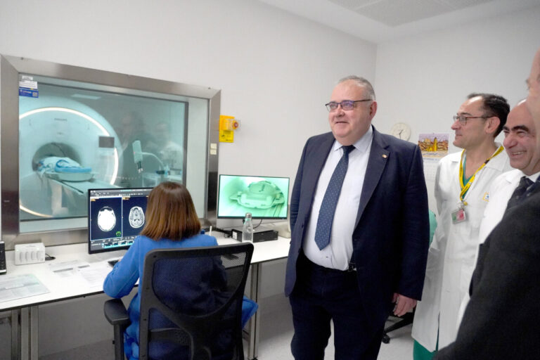 Personal médico en el hospital Recoletas observando un TAC en funcionamiento