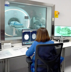 Personal médico en el hospital Recoletas observando un TAC en funcionamiento