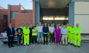 Grupo de trabajadores de la brigada de carreteras en un evento de reconocimiento