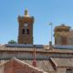 Vista de la torre de la iglesia con paneles solares en Autillo de Campos