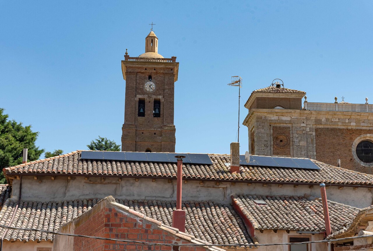 Vista de la torre de la iglesia con paneles solares en Autillo de Campos