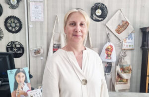 Mujer en la tienda de relojería Sara Nieto con productos de joyería