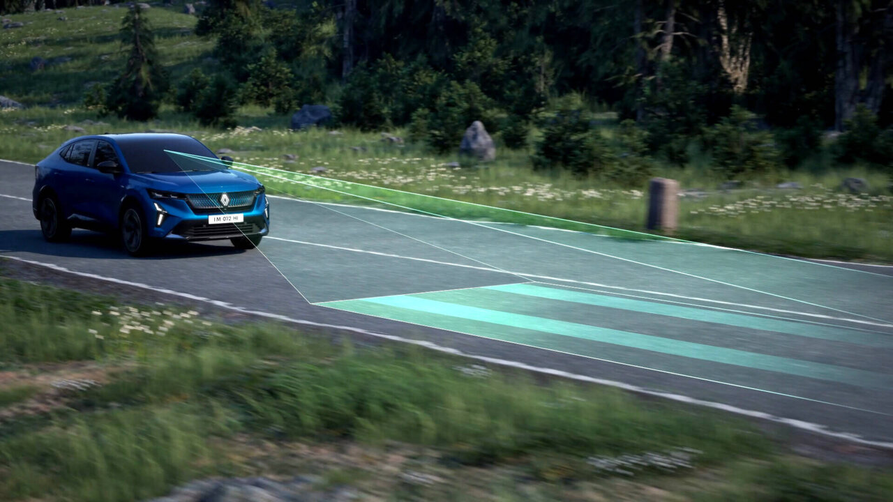 Renault Rafale SUV coupé en una carretera con tecnología avanzada
