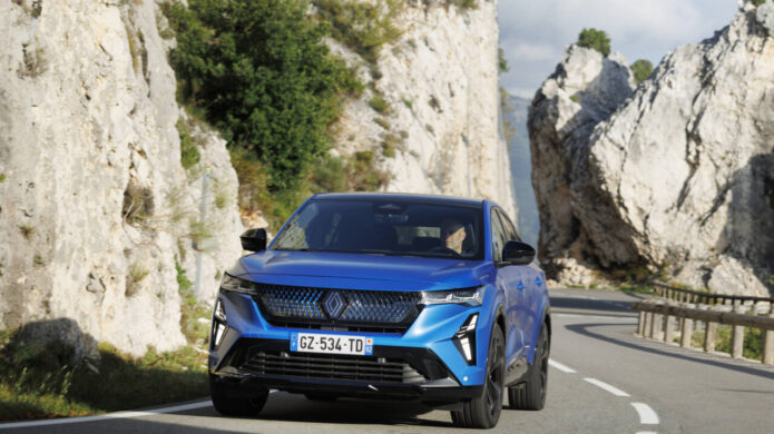 Renault Rafale SUV coupé en una carretera rodeada de rocas