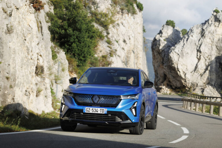 Renault Rafale SUV coupé en una carretera rodeada de rocas