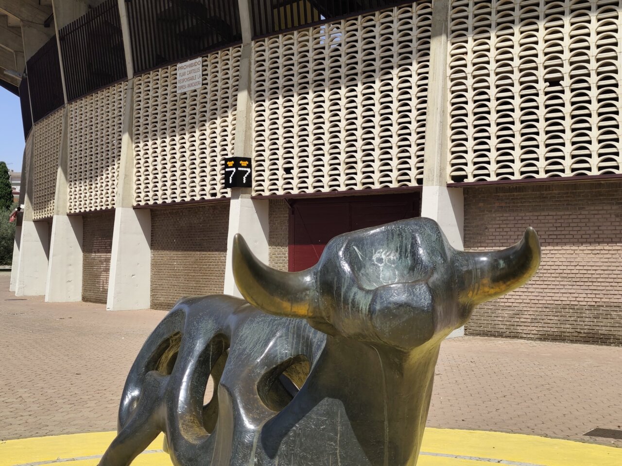 Escultura de un toro en la Plaza de Toros de Palencia con nueva señalética.