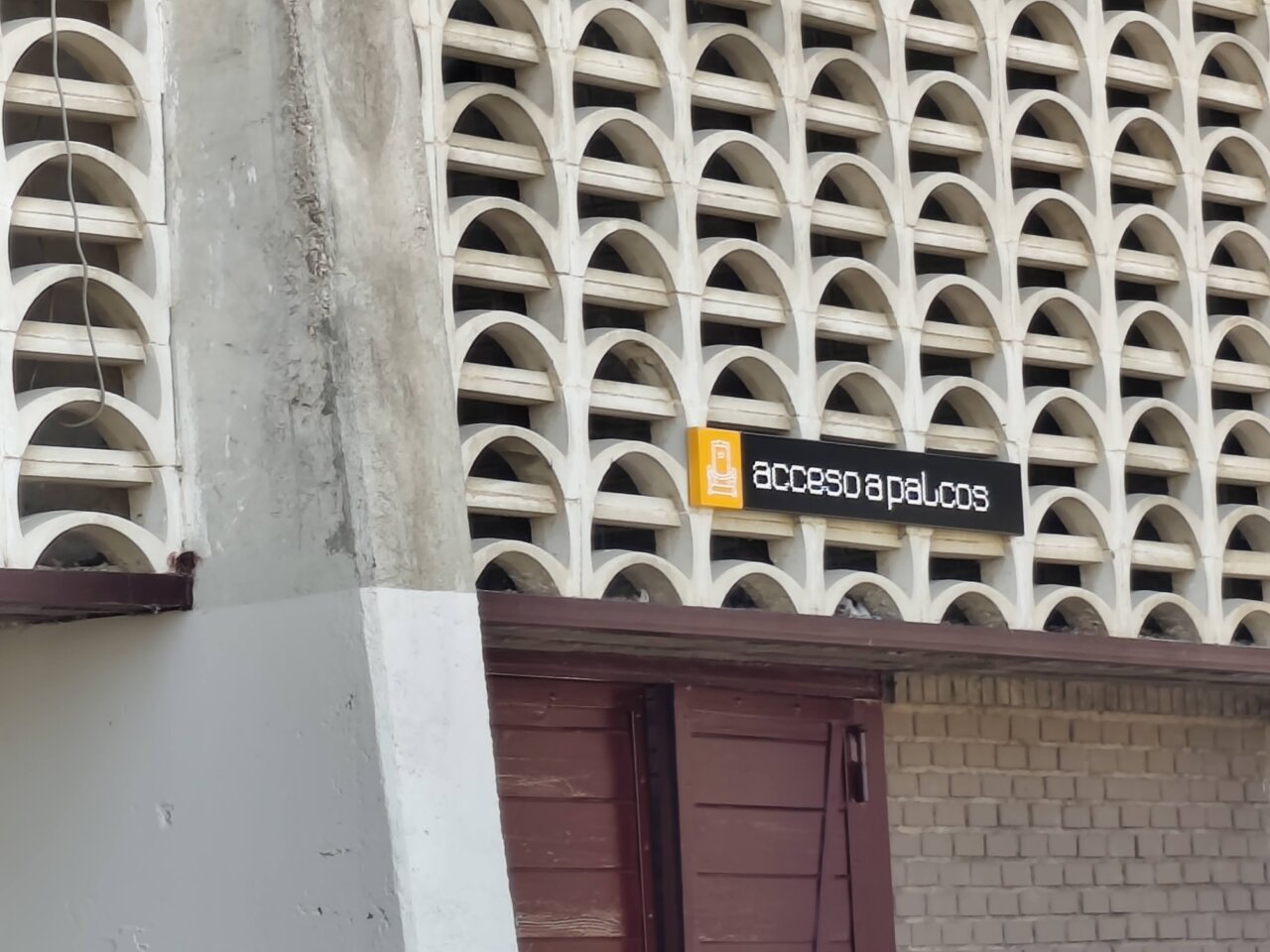 Señal de acceso a palcos en la Plaza de Toros de Palencia