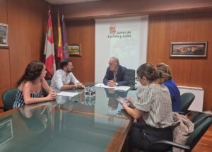 Reunión del delegado territorial con representantes del CEIP Reyes Católicos en Dueñas