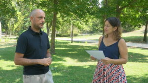 Roberto Santos durante una entrevista en un parque.