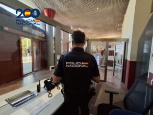Policía Nacional en la escena de un robo en peluquería