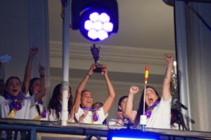 Jugadoras del Palencia Femenino celebrando en el balcón del Ayuntamiento