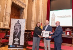 Santiago Elso Torralba recibiendo un premio de poesía en un evento formal
