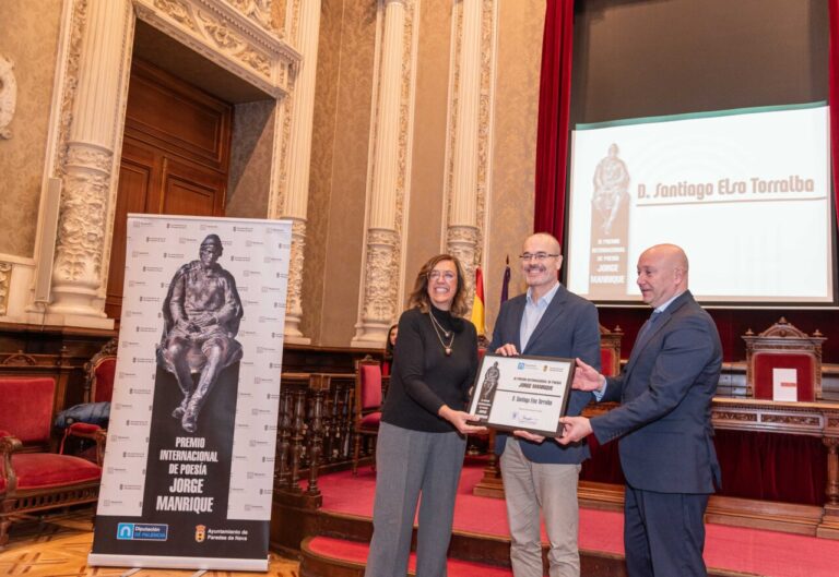 Santiago Elso Torralba recibiendo un premio de poesía en un evento formal